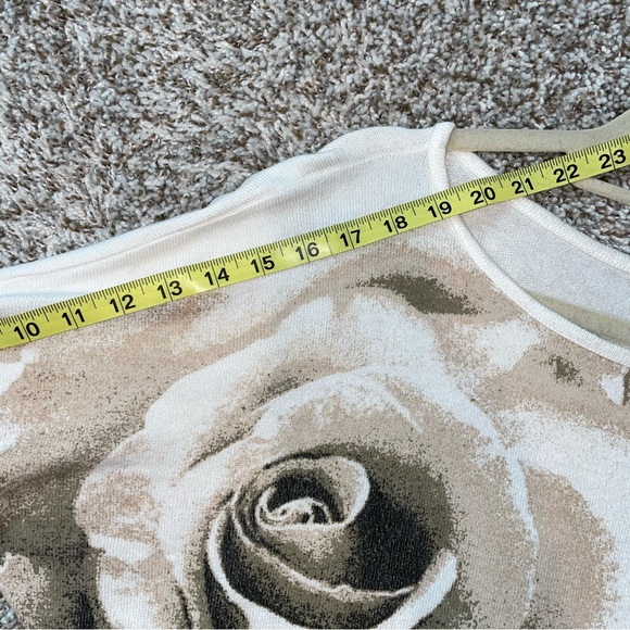 NEW YORK & COMPANY White Rose Floral Sweater Size Small - Picture 9 of 9